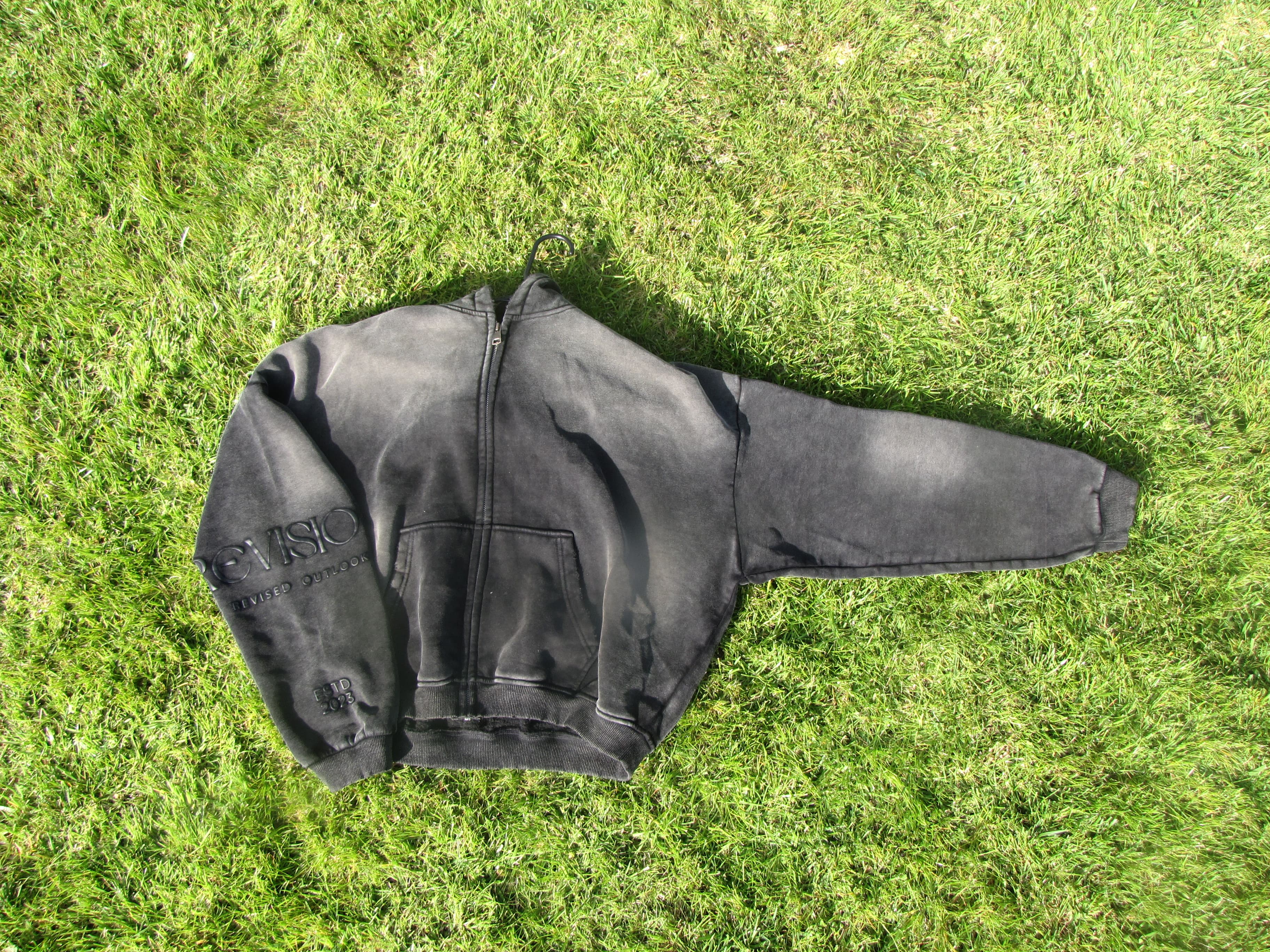 Black cropped hoodie without hood